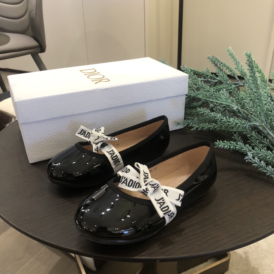 Children's shoes child